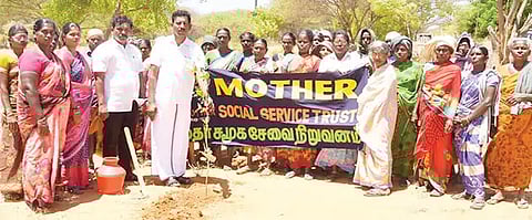 பனைவிதைகள் நடும் பணியை யூனியன் சேர்மன் பாலசிங் தொடங்கி வைத்த காட்சி.