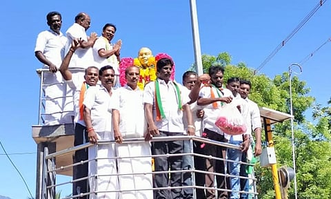 ரூபி மனோகரன் எம்.எல்.ஏ. காமராஜர் சிலைக்கு மாலை அணிவித்து மரியாதை செலுத்திய போது எடுத்த படம்.