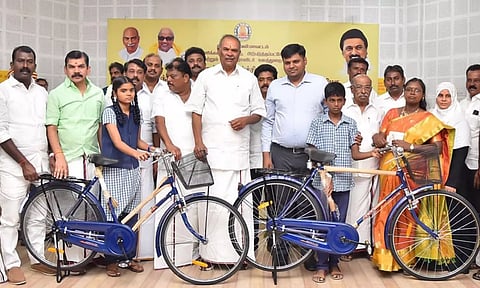 பள்ளி மாணவ- மாணவிகளுக்கு இலவச சைக்கிள் வழங்கும் நிகழ்ச்சியை சபாநாயகர் அப்பாவு தொடங்கி வைத்தார்.&nbsp;&nbsp;