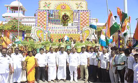 காங்கிரஸ் கட்சி சார்பில் மாவட்ட தலைவர் சங்கர பாண்டியன் தலைமையில் முன்னாள் மத்திய மந்திரி தனுஷ்கோடி ஆதித்தன் மற்றும் காங்கிரசார் மரியாதை செலுத்தினர்.