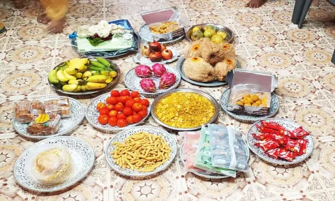 ஆடி மாத சீர்வரிசை தட்டில் தக்காளி