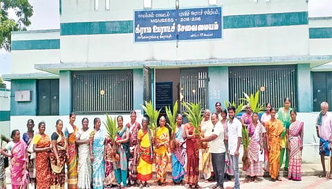 விவசாயிகளுக்கு பரமத்தி வட்டார வேளாண்மை உதவி இயக்குனர் கோவிந்தசாமி தென்னங்கன்றுகளை வழங்கிய காட்சி.&nbsp;