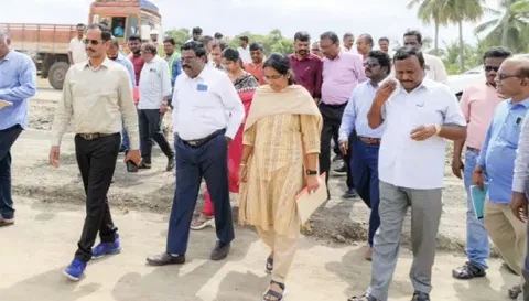 4 வழிச்சாலை விரிவாக்க பணியை மாநில நெடுஞ்சாலைத் துறை தலைமை திட்ட இயக்குனர் பிரபாகர் ஆய்வு செய்தபோது எடுத்தப் படம்.