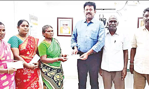 தூய்மைப்பணியாளர்களுக்கு வைப்புத் தொகை வழங்கப்பட்டக் காட்சி.