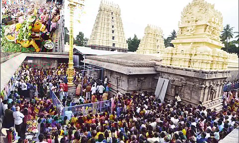 வேலூர் கோட்டை ஜலகண்டேஸ்வரர் கோவிலில் சனி பிரதோஷ வழிபாடு