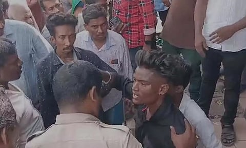 மதுபோதையில் பள்ளி மாணவியை தாக்கி தப்பியோடிய வாலிபர்- உடன் வந்த நண்பர்களுக்கு பொதுமக்கள் தர்மஅடி