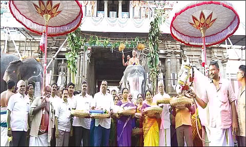 ஸ்ரீரங்கம் ரெங்கநாதர் கோவிலில் இருந்து திருப்பதி ஏழுமலையானுக்கு வஸ்திர மரியாதை