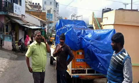 ரேசன் அரிசியுடன் பறிமுதல் செய்யப்பட்ட வாகனம்.
