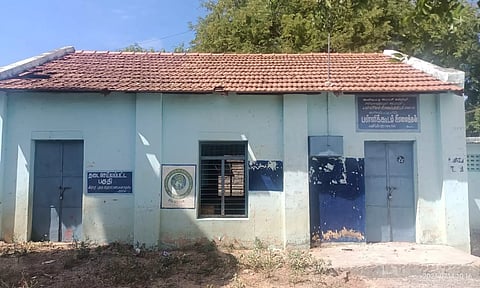 பழுதடைந்த அரசு பள்ளி கட்டிடத்தை படத்தில் காணலாம்.