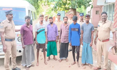 கைது செய்யப்பட்டவர்களை படத்தில் காணலாம்.