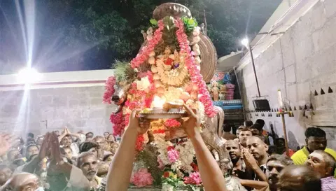 சனி பிரதோஷத்தை முன்னிட்டு சிவன், பார்வதி சமேதம் கோவில் பிரகாரத்தை சுற்றி வந்த காட்சி.