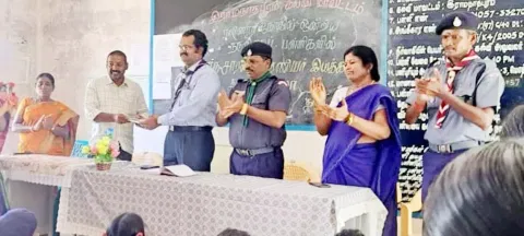 சாரண- சாரணியர் இயக்கத்தை பிரின்ஸ் ஆரோக்கிய ராஜ் தொடங்கி வைத்தபோது எடுத்த படம்.