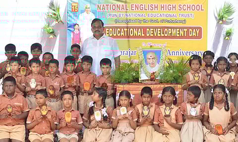 காமராஜர் பிறந்த நாள் விழாவில் பரிசு பெற்ற மாணவர்களுடன் பள்ளி மேலாண் இயக்குனர் கிரண்குமார் உள்ளார்.