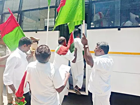 கைதானவர்கள் போலீஸ் வாகனத்தில் ஏற்றப்பட்ட காட்சி.