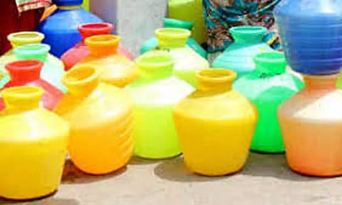 திருத்தனி அருகே 20 நாட்களாக குடிநீர் இல்லாமல் தவிக்கும் கிராம மக்கள்- பெண்கள் மறியல்