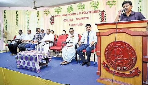 முதலாமாண்டு மாணவர்கள் வரவேற்பு விழா நடந்தபோது எடுத்த படம்.