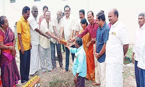 வணிக வளாகம் கட்ட வேலூர் எம்.பி.கதிர்ஆனந்த் அடிக்கல் நாட்டினார்.