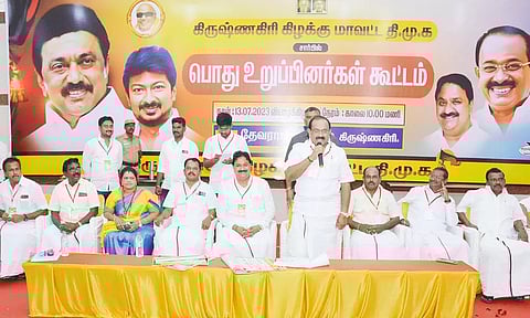 கிருஷ்ணகிரி கிழக்கு மாவட்ட தி.மு.க. பொது உறுப்பினர்கள் கூட்டத்தில், அமைச்சர் சக்கரபாணி பேசிய போது எடுத்த படம். அருகில் மாவட்ட செயலாளர் டி.மதியழகன் 
எம்.எல்.ஏ. மற்றும் கட்சியினர் உள்ளனர்.