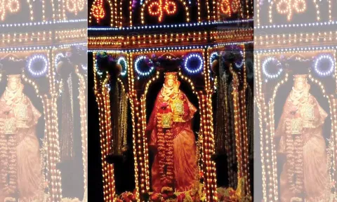 சிறப்பு அலங்காரத்தில் தேரில் எழுந்தருளிய மாதா.
