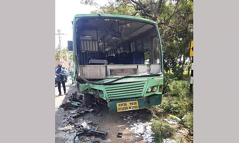 தொண்டாமுத்தூர் அருகே அரசு பஸ்- கார் நேருக்கு நேர் மோதி விபத்து