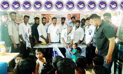 விழாவின் போது மாணவ, மாணவிகளுக்கு நோட்டு புத்தகம் வழங்கிய காட்சி.