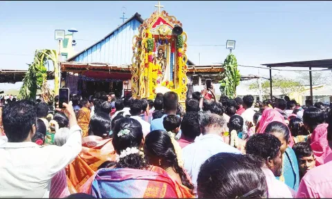 தேர்பவனி நடந்த போது எடுத்த படம்.