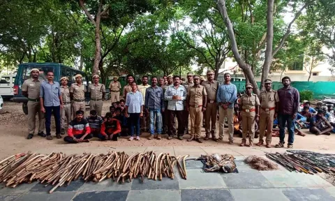 முயல் வேட்டையாடியவர்களை படத்தில் காணலாம்.