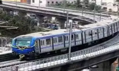 விம்கோ நகர்-சுங்கசாவடி இடையே மெட்ரோ ரெயில் சேவை பாதிப்பு- 4 மணி நேரம் ரெயில்கள் ஓடாததால் பயணிகள் தவிப்பு