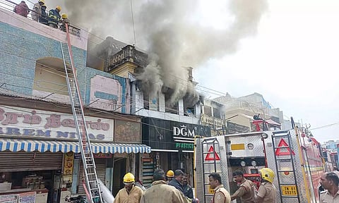 தீயை அணைக்கும் முயற்சியில் வீரர்கள் ஈடுபட்டுள்ளதையும் படத்தில் காணலாம்.