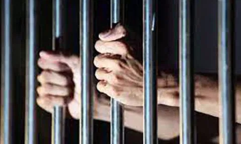 பவானி-சித்தோடு பகுதியில் திருட்டு வழக்கில் கைதான 2 வாலிபர்கள் சிறையில் அடைப்பு