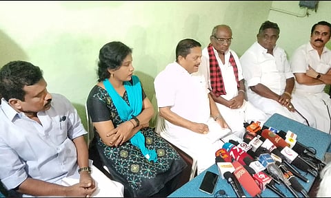 அமைச்சர் ராமச்சந்திரன் நிருபர்களுக்கு பேட்டி அளித்தார். அருகில் தேனி மாவட்ட கலெக்டர் ஷஜீவனா மற்றும் பலர் உள்ளனர்.