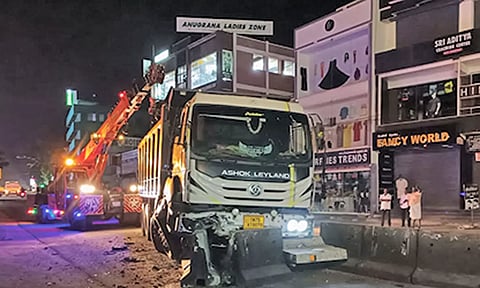 அழகியமண்டபத்தில் டிரைவரின் கட்டுபாட்டை இழந்து தடுப்பு சுவரில் மோதிய லாரி