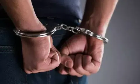 சின்னசேலம் அருகே பணம் திருடிய 2 வாலிபர்களை மடக்கி பிடித்த பொதுமக்கள்
