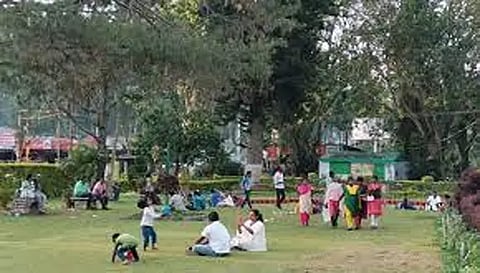 ஏற்காடு, மேட்டூருக்கு சுற்றுலா பயணிகள் வருகை குறைந்தது