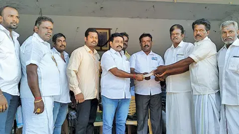 வெற்றி பெற்ற மாட்டுவண்டி உரிமையாளர்களுக்கு எட்டயபுரம் நகர செயலாளர் ராஜ்குமார் பரிசுத்தொகை வழங்கிய போது எடுத்த படம்.