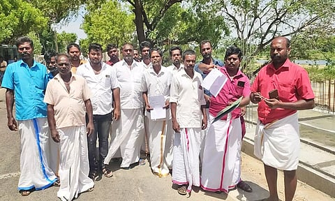 சுடுகாட்டிற்கு தனிப்பட்டா வழங்க கோரி மனு அளிக்க வந்த அம்பை பகுதி பொதுமக்கள்.