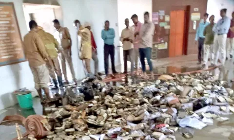 தீ விபத்தில் சேதமான செட்டாப் பாக்ஸ் கருவிகள்.
