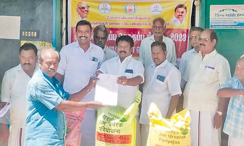 விவசாயிகளுக்கு விலையில்லா ரசாயன உரங்கள் வழங்குவதற்கான படிவங்கள் வழங்கப்பட்டது.