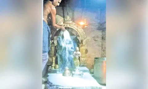 மூலை அனுமாருக்கு பாலாபிஷேகம் நடைபெற்றது.