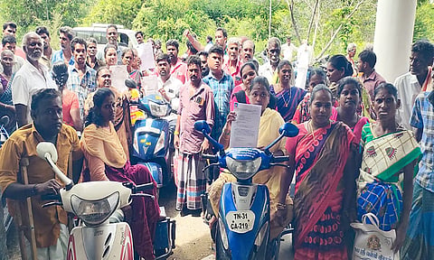 கடலூர் கலெக்டர் அலுவலகத்தில் சிகரம் உன்னால் முடியும் தோழா மாற்றுத்திறனாளிகள் நல சங்கம் சார்பில் மனு கொடுக்க வந்த போது எடுத்த படம்.