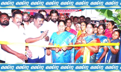 ஆவின் பால் விற்பனை நிலையத்தை திறந்து வைத்த காட்சி.