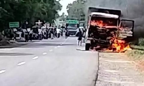 அரச்சலூர் அருகே லாரி தீ பிடித்து எரிந்ததால் பரபரப்பு- டிரைவர் அதிர்ஷ்டமாக உயிர் தப்பினார்