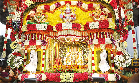 பிரம்மாண்ட புஷ்ப பல்லக்கு வீதிஉலா நடந்த காட்சி.