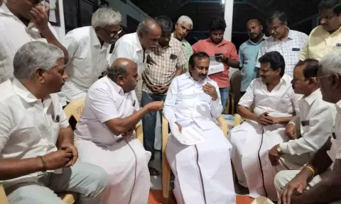 அமைச்சரிடம் மனு அளித்தபோது எடுத்த படம்.
