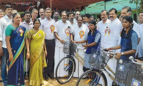 கொட்டாரத்தில் மாணவ-மாணவிகளுக்கு இலவச சைக்கிள்கள்