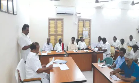 அமைச்சர் எம்.ஆர்.கே. பன்னீர்செல்வம் தலைமையில் செயலாளர்கள் கூட்டம் நடை பெற்றது.