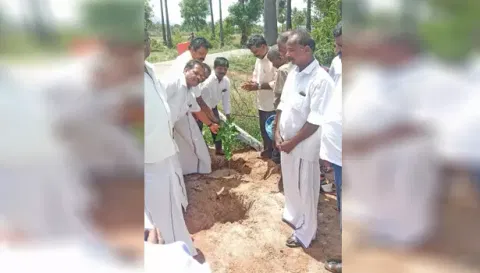 விழாவில் மரக்கன்று நட்டபோது எடுத்தப்படம்.