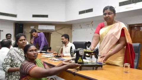 மாவட்ட கலெக்டர் உமா நலத்திட்ட உதவிகளை வழங்கியபோது எடுத்தப்படம்.
