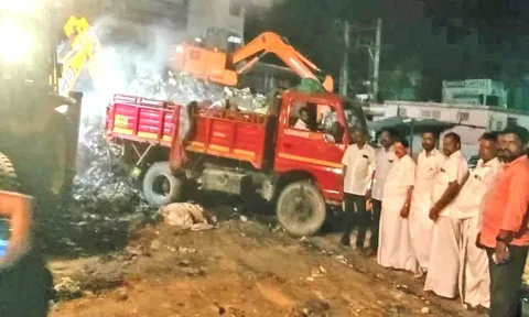மார்த்தாண்டம் மார்க்கெட்டில் மலைபோல் குவிந்திருந்த குப்பைகள் அகற்றம்