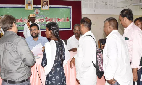 கலெக்டர் அருண் தம்புராஜிடம் பொதுமக்கள் மனு அளித்த காட்சி.